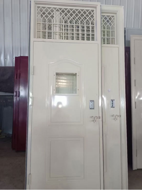 和静学校教室门