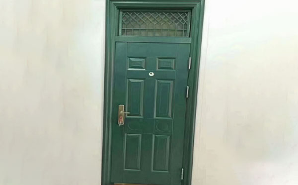 和静学校教室门