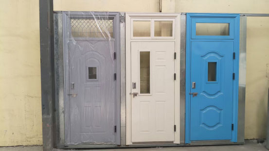 和静学校教室门