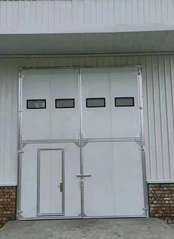 和静工业门在设备装配车间出入口的实施记录